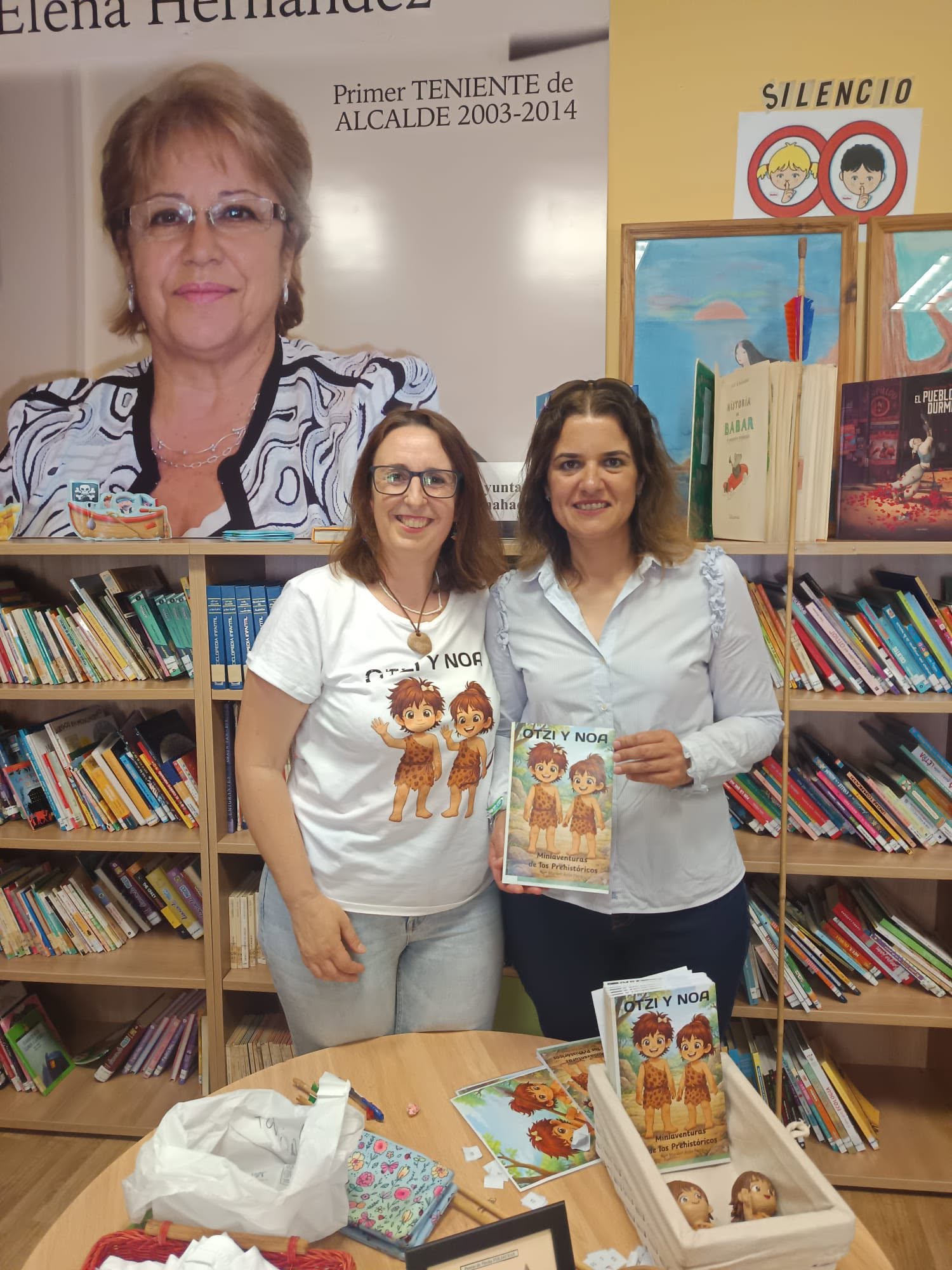 La autora Maribel Ávila visita la Biblioteca